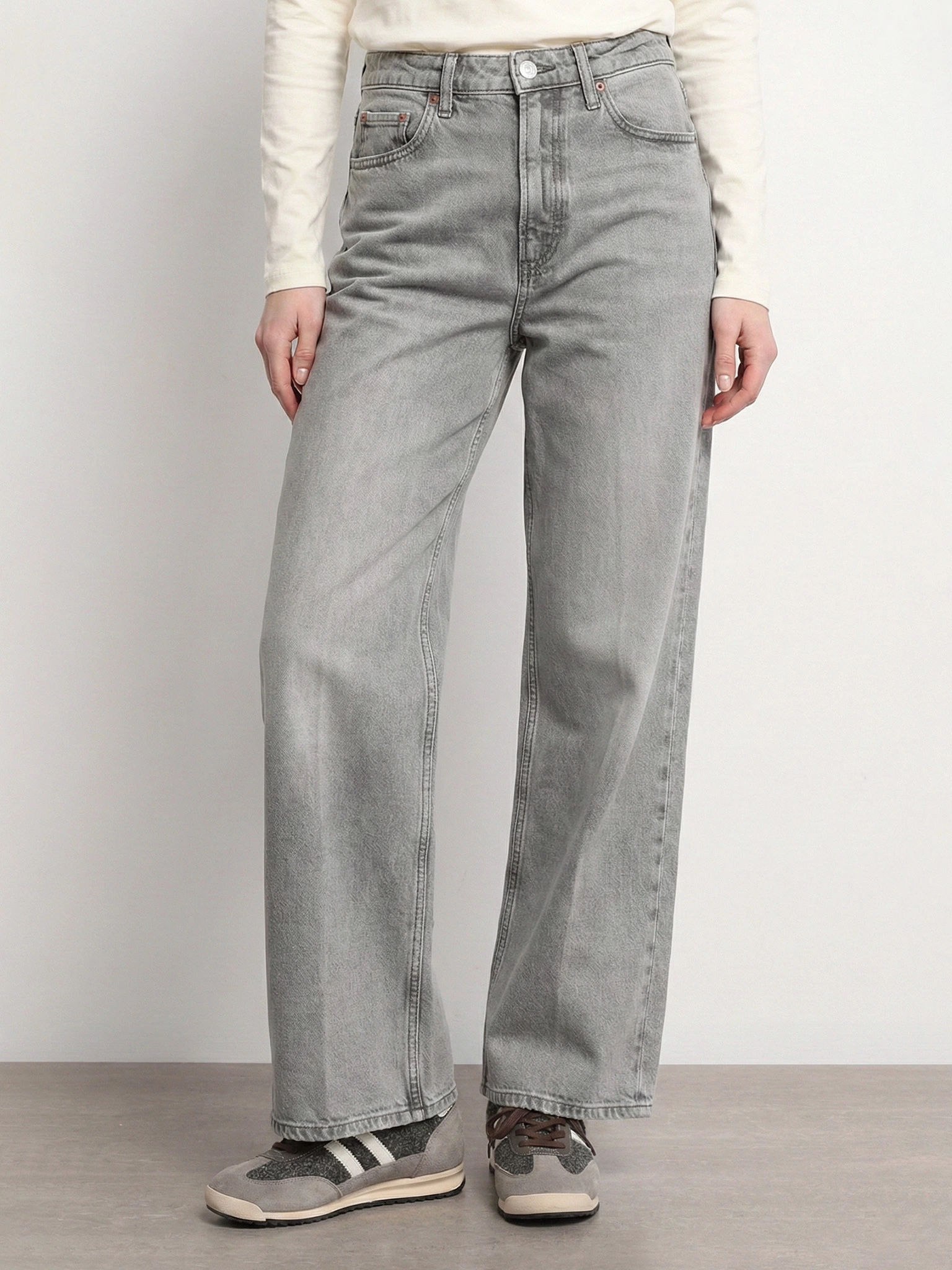 Джинсы серого цвета из смесового хлопка